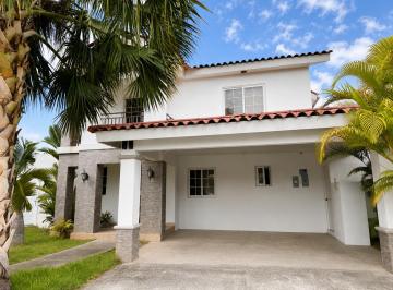 Casa · 255m² · 4 Recámaras · 2 Estacionamientos · Casa en Venta en Quintas de Versalles