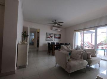 Casa de 4 habitaciones, Panamá · Amplia Casa en Venta en Versalles