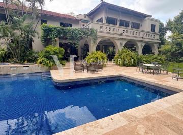 Casa · 1458m² · 6 Recámaras · 16 Estacionamientos · Se Vende Lujosa Casa en Altos del Golf