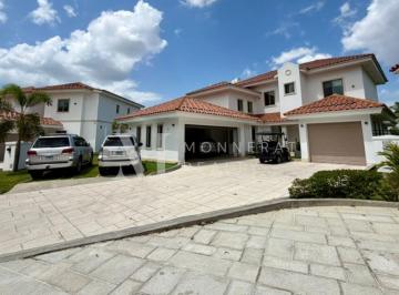 Casa · 960m² · 4 Recámaras · 6 Estacionamientos · Se Vende Hermosa Casa en Fairway Santa Maria