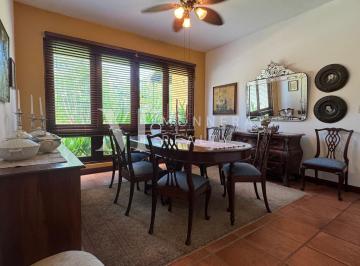 Descubre esta residencia única estilo colonial de 1404m2 de terreno y 640m2 de c · Se Vende Hermosa Casa con Amplio Patio en Costa del Este, PH Magnolias