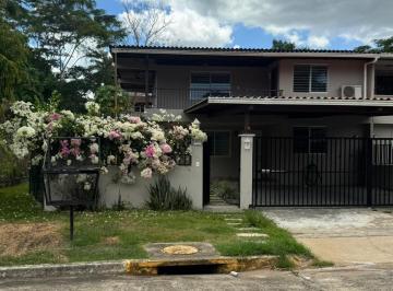 Casa · 427m² · 4 Recámaras · 2 Estacionamientos · Alquilo Casa Duplex con Aires en Los Ríos