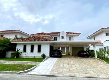 Casa · 650m² · 4 Recámaras · 6 Estacionamientos · Casa en Venta en Fairway Estates - Santa Maria