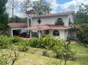 Casa · 230m² · 3 Recámaras · 2 Estacionamientos · Venta de Casa en PH Brisas de Los Lagos