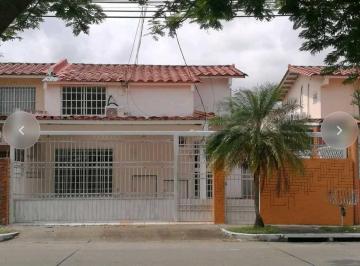 Casa · 290m² · 3 Recámaras · 2 Estacionamientos · Alquiler Casa Duplex Uso Comercial Lt.