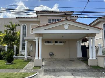 Casa · 247m² · 3 Recámaras · 2 Estacionamientos · Se Alquila Casa en Altos de Panama