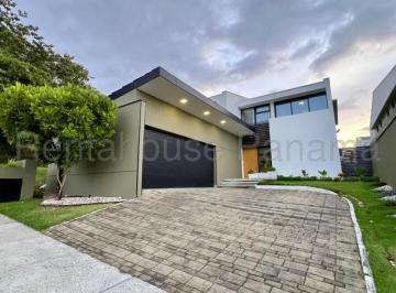 Casa de 4 habitaciones, Panamá · Venta de Casa en Altos de Panama