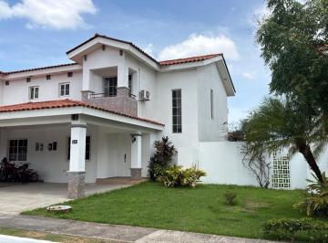 Casa · 241m² · 3 Recámaras · 2 Estacionamientos · Casa en Venta Quintas de Versalles 241 m² Frente a Parque $260,000