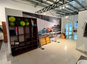 Local comercial · 180m² · 3 Recámaras · 7 Estacionamientos · Local Comercial en Obarrio 180 m² Techos Altos y Amplios Espacios