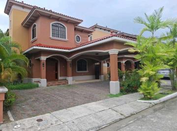 Casa · 361m² · 4 Recámaras · 2 Estacionamientos · Alquiler de Casa en Costa Sur - PH El Doral