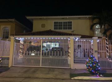 Casa · 552m² · 3 Recámaras · 2 Estacionamientos · Vendo Casa en Urb. Alto de San Rafael, Villa Lucre