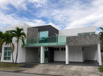 Casa · 630m² · 4 Recámaras · 3 Estacionamientos · Casa en Venta en Costa Sur - PH Costa Esmeralda