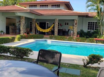 Casa de 3 habitaciones, Coronado · Coronado. Calles Los Jobos. 800 m 3r 3.5b Piscina $401,000