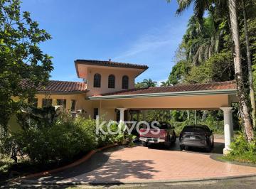 Casa · 700m² · 6 Recámaras · 6 Estacionamientos · Casa en Venta en Llanos de Curundu