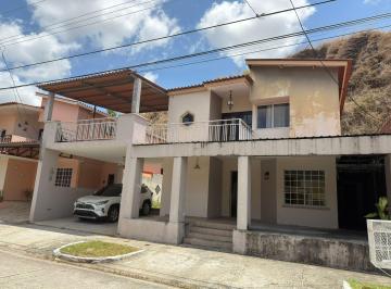 Casa · 194m² · 3 Recámaras · 2 Estacionamientos · Venta de Casa en El Crisol, Urb. Villas de Cerro Lindo
