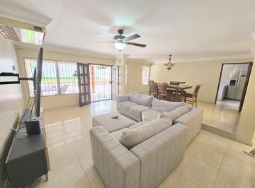 Casa de 4 habitaciones, Panamá · Alquiler de Casa Semi - Amoblada con Patio y Terraza en La Alameda - Betania