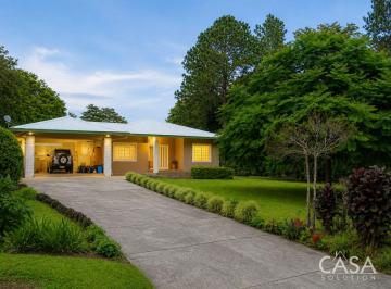 Casa de 3 habitaciones, Boquete · Casa con Vistas a Las Montañas y Terreno Plano en Venta en Potrerillos Arriba, Chiriquí
