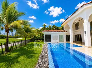 Casa · 600m² · 3 Recámaras · 3 Estacionamientos · Casa en Venta en Fairway Estates - Santa Maria