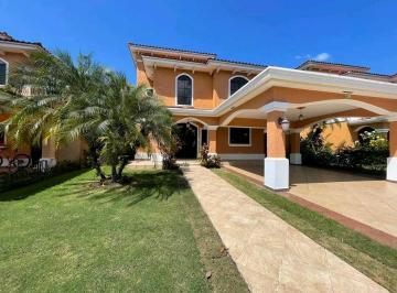 Casa · 350m² · 3 Recámaras · 3 Estacionamientos · Alquiler de Casa en El PH Clayton Village, Clayton