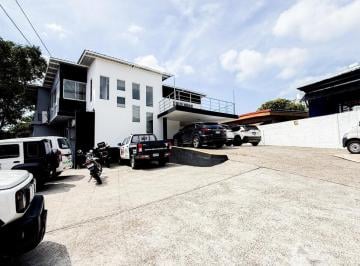 Edificio · 800m² · 1 Recámara · 13 Estacionamientos · Edificio Comercial en Alquiler