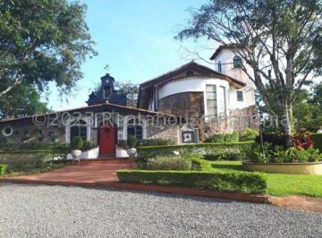 Finca de 5 habitaciones, Antón · Venta de Finca en El Valle de Antón.