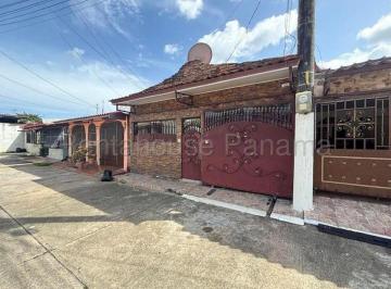 Casa de 2 habitaciones, Panamá · Casa Remodelada de 2 Recámaras en Dos Bosco
