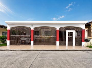 Casa · 300m² · 4 Recámaras · 3 Estacionamientos · Casa en Brisas del Golf Remodelada F. A.
