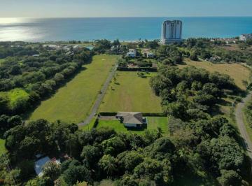 Casa de 2 habitaciones, Antón · Venta de Casa en Playa Blanca, Río Hato, 1,883 m² de Terreno, 355 m² de Construcción