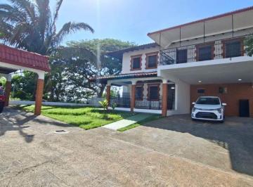 Casa de 4 habitaciones, Panamá · Alquiler de Casa 4 Cuartos en El Dorado 700 m²