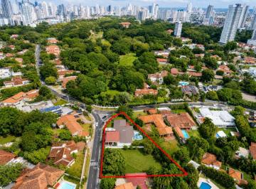 Casa de 4 habitaciones, Panamá · Venta de Casa en Altos del Golf, 2,500 m² de Terreno y 557 m² de Construcción
