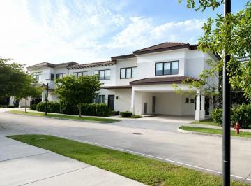Casa · 318m² · 3 Recámaras · 2 Estacionamientos · Venta y Alquiler de Casa Santa Maria Oportunidad The Woods 318 m² Jp