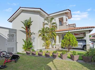 Casa · 261m² · 3 Recámaras · 2 Estacionamientos · Venta de Casa con Patio en Versalles, PH Reservas