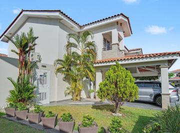 Casa · 261m² · 3 Recámaras · 2 Estacionamientos · Venta de Casa con Dos Niveles y Patio en Versalles, PH Reservas