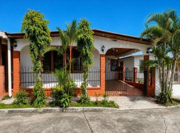 Casa · 175m² · 3 Recámaras · 1 Estacionamientos · Casa en Venta en Villa Lucre con Patio y Garaje Techado (C. P)
