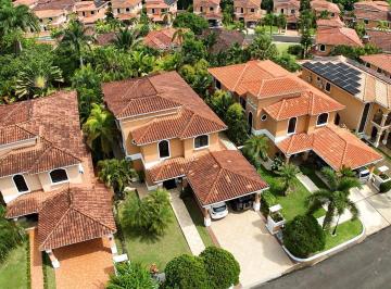 Casa · 340m² · 3 Recámaras · 4 Estacionamientos · Venta de Casa en Clayton Village, Clayton