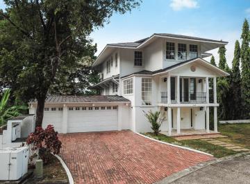 Casa · 636m² · 4 Recámaras · 2 Estacionamientos · Venta de Casa con Jardín y Vistas a La Ciudad en Ancón
