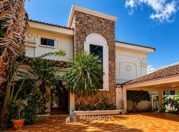 Casa · 610m² · 4 Recámaras · 4 Estacionamientos · Casa en Venta con Piscina en Dos Mares Bethania