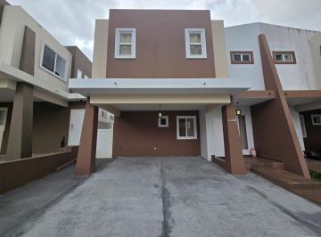 Casa · 151m² · 3 Recámaras · 2 Estacionamientos · Alquiler de Casa en Brisas del Golf PH Everest