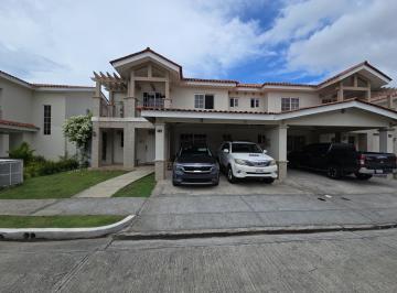Casa · 225m² · 3 Recámaras · 2 Estacionamientos · Se Alquila Casa Full Amoblada en PH Reserva de Versalles, Don Bosco