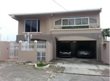 Casa · 230m² · 3 Recámaras · 2 Estacionamientos · Vende o Alquila Espectacular Duplex Entre Chanis y Costa del Este