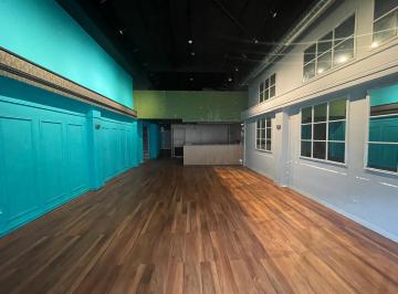 Local comercial · 144m² · 2 Estacionamientos · Alquilo Local Av Central Casco Viejo