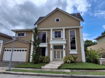 Casa de 4 habitaciones, Panamá · Embassy Gardens. 555 m 4r 3.5b Estudio Piscina $755,000.00neg