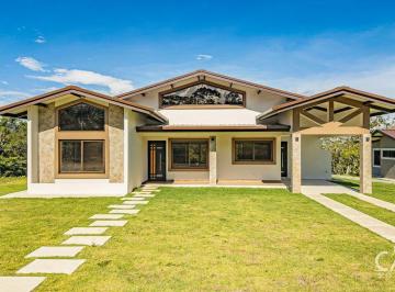 Casa de 2 habitaciones, Boquete · Casa Contemporánea con Vistas a Las Montañas en Venta en Palmira, Boquete