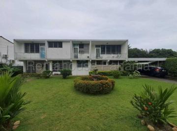 Casa de 5 habitaciones, Panamá · Venta de Casa en Altos de Golf