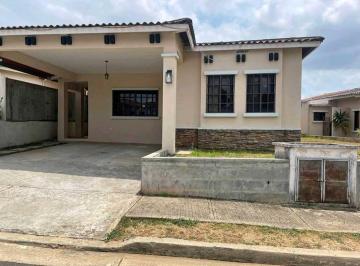Casa · 150m² · 3 Recámaras · 2 Estacionamientos · Alquilo Casa en La Chorrera Costa Verde