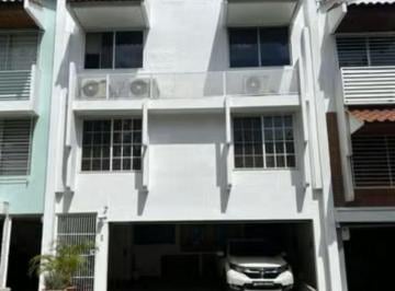 Casa de 3 habitaciones, Panamá · Vendo Casa de 3 Niveles con Piscina en Obarrio