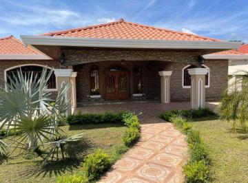 Casa · 290m² · 4 Recámaras · 5 Estacionamientos · Venta de Casa de 3 Habitaciones en Aguadulce con Paneles Solar