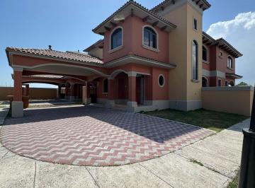 Casa · 351m² · 4 Recámaras · 2 Estacionamientos · Casa Esquina - Costa Sur El Doral - Venta de Casa