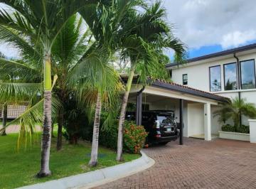 Casa · 440m² · 4 Recámaras · 2 Estacionamientos · Residencia de Lujo en Venta, Laguna en Buenaventura