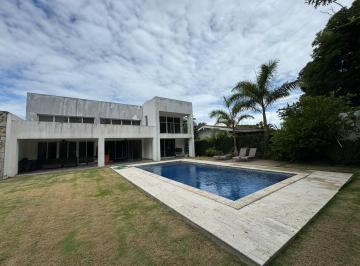 Casa · 350m² · 5 Recámaras · 2 Estacionamientos · Playa Coronado, Se Vende Casa a Pocos Pasos del Mar